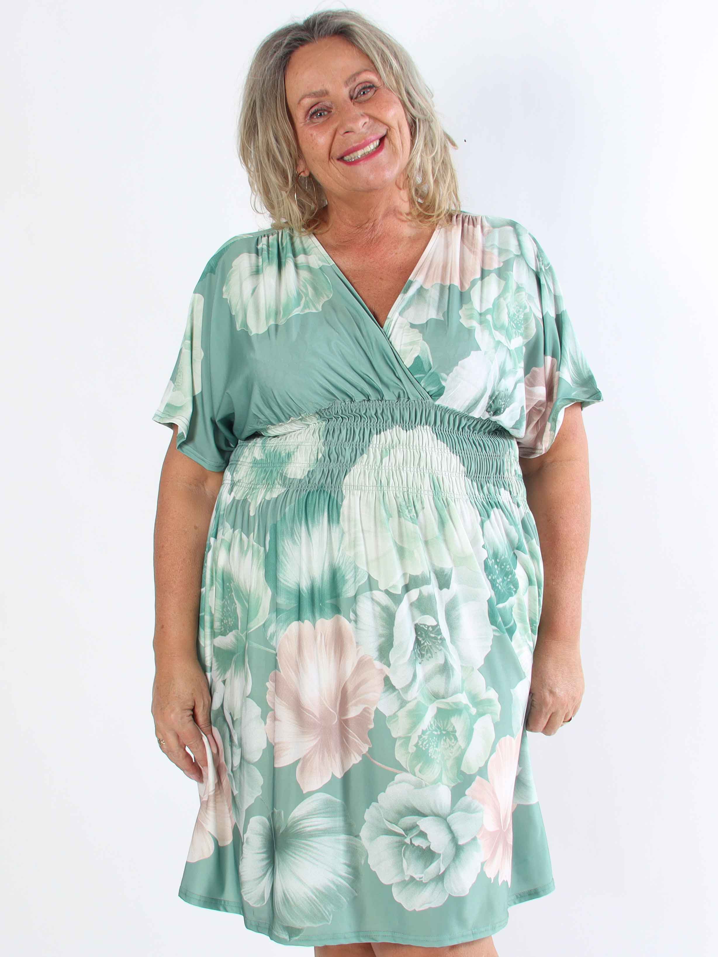 Pams Peony Short - Kort elastisk plus size kjole med blomsterprint